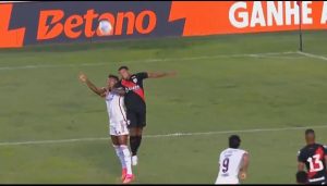 Pênalti de Maguinho (Atlético-GO) sobre Bruno Henrique (Flamengo)