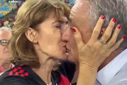 Tite beija esposa título do Flamengo