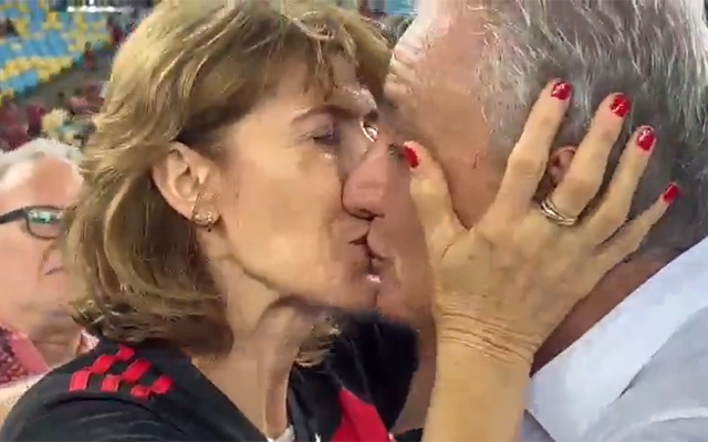 Tite beija esposa título do Flamengo