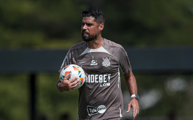 Técnico do Corinthians antes de jogo contra Flamengo