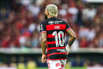 Gabigol com a camisa 10 do Flamengo