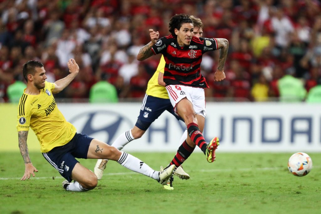 Bandeirinha anula gol legal de Pedro, mas VAR corrige e evita erro contra o Flamengo