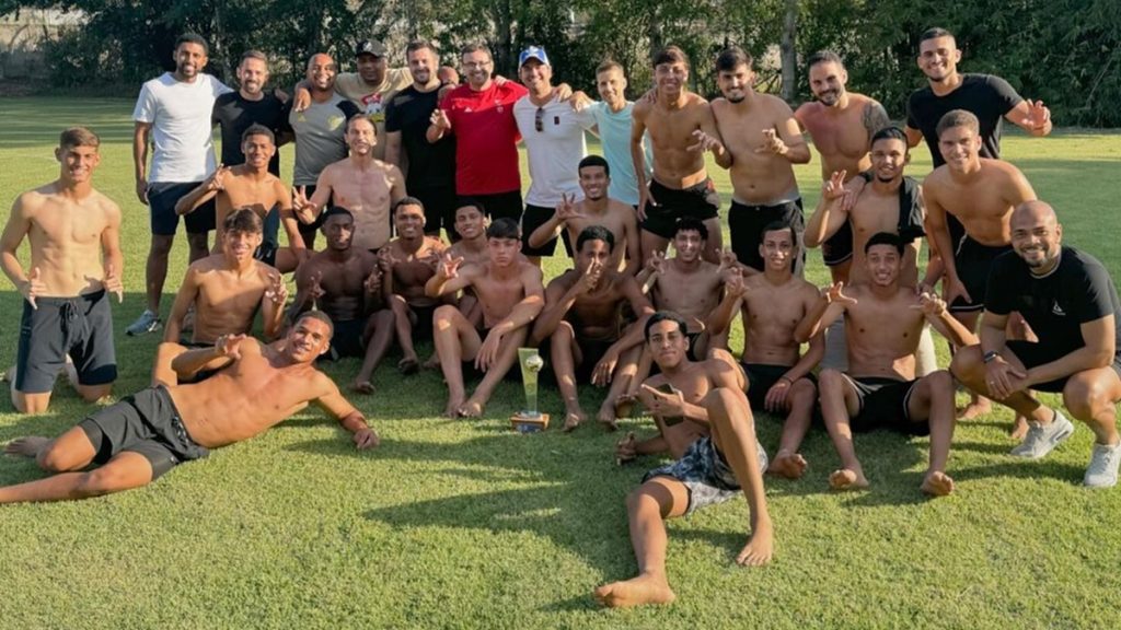 Filipe Luís se reúne com elenco sub-17 do Flamengo para comemorar título da Copa Rio