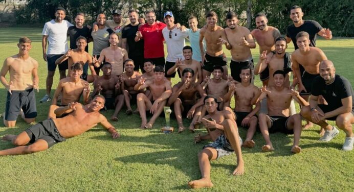 Filipe Luís se reúne com elenco sub-17 do Flamengo para comemorar título da Copa Rio