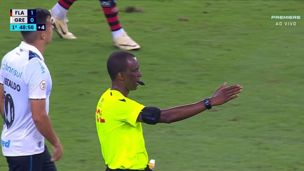 “Você veio operar o Flamengo”: árbitro relata na súmula reclamação de dirigente rubro-negro após jogo do Brasileirão