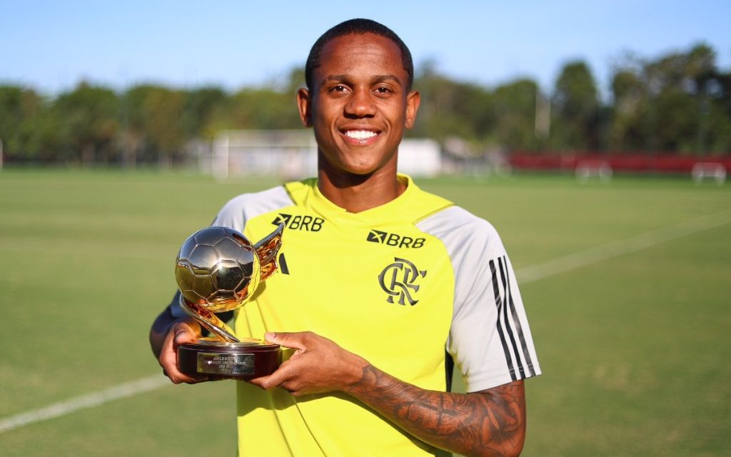 Atacante do Flamengo recebe prêmio após título da Libertadores Sub-20