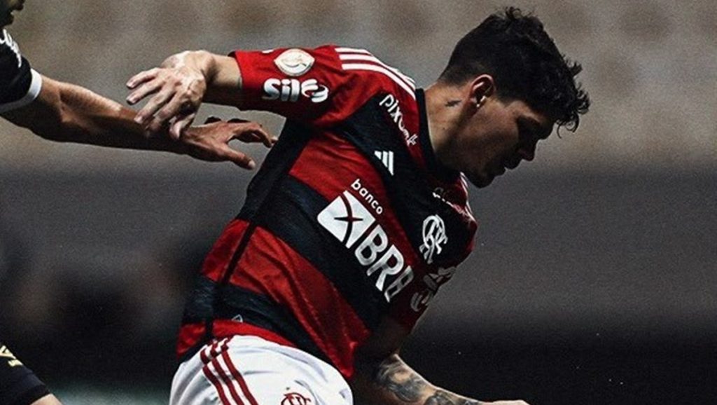 Ayrton Lucas se aproxima de recuperação e pode ser opção do Flamengo contra o Athletico-PR