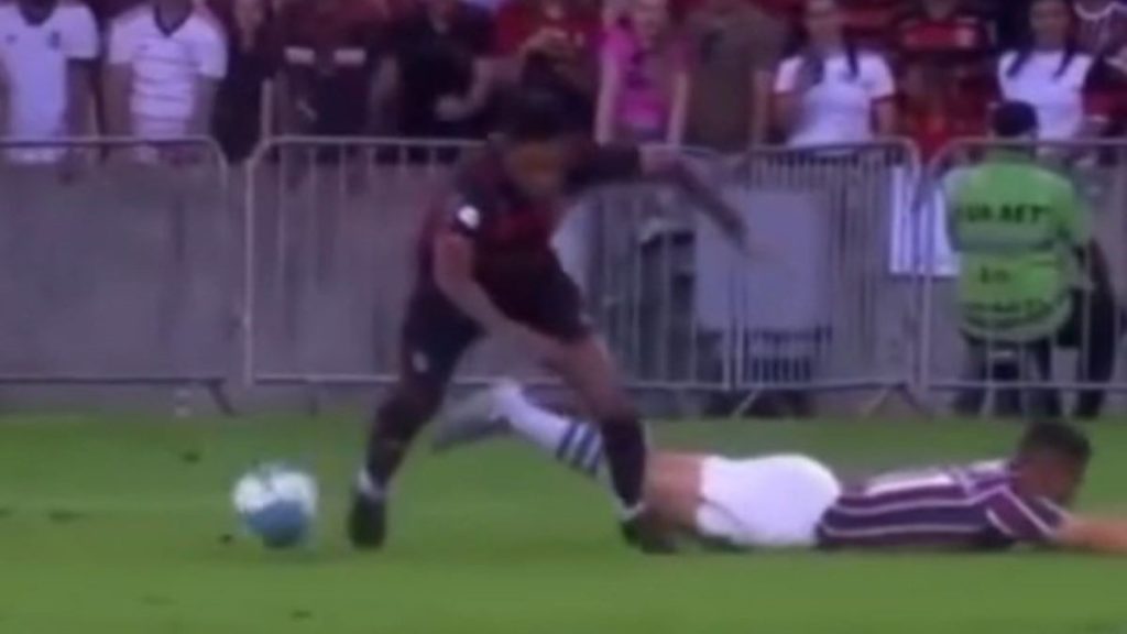 CBF divulga áudio do VAR de pênalti em Bruno Henrique no clássico entre Flamengo e Fluminense