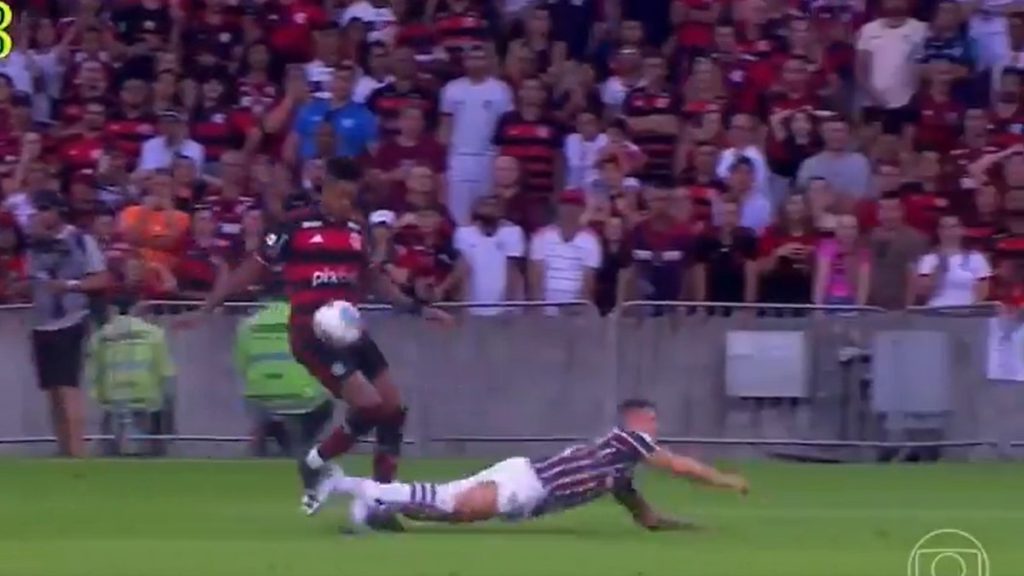 Chega de choro! Ex-árbitros concordam com pênalti marcado para o Flamengo contra o Fluminense