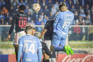 Chico da Costa marcou primeiro gol da vitória do Bolívar sobre o Flamengo, em La Paz