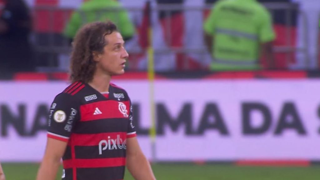 David Luiz deixa o jogo com dores no joelho e preocupa para próximos jogos do Flamengo