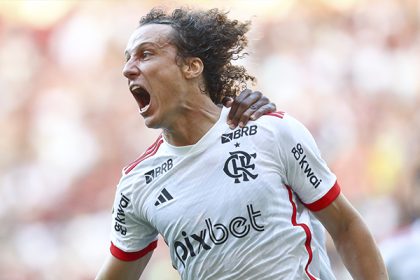 David Luiz comemora gol pelo Flamengo contra o Vasco