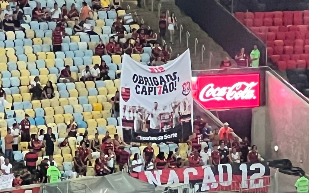 Everton Ribeiro recebe homenagem da torcida do Flamengo no Maracanã