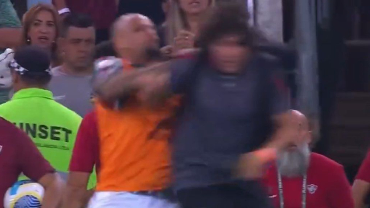 Felipe Melo agredindo assessor de imprensa do Atlético-GO