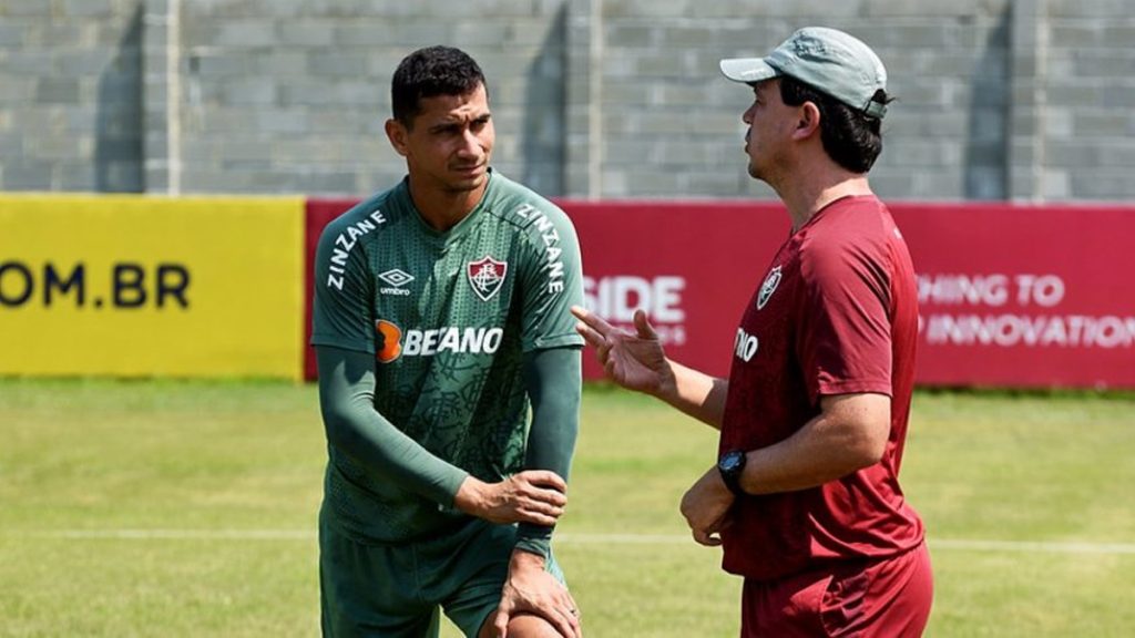 Diniz treina Fluminense com Ganso, Renato Augusto e dois atacantes no time titular para encarar o Fla