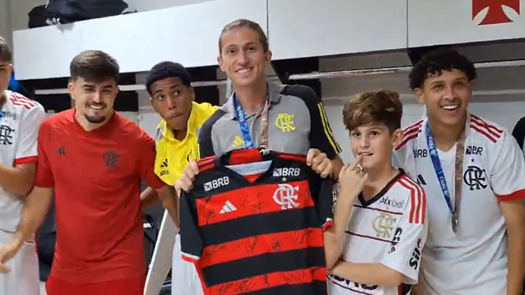Jogadores do sub-17 do Flamengo fazem homenagem a Filipe Luís após título
