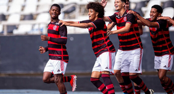 Atacante do Flamengo comemora gol contra o Vasco e revela pedido de Filipe Luís