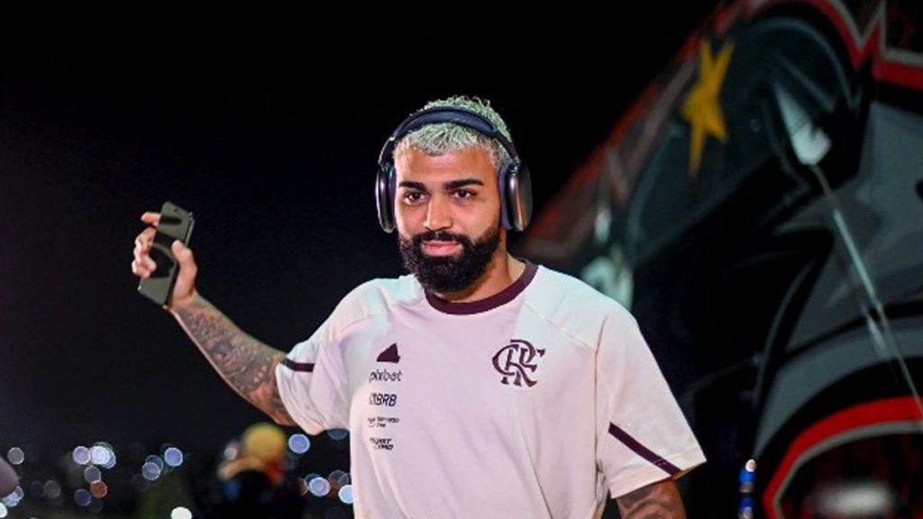 Gabigol é flagrado com ex-namorada de Vini Jr em show no Rio de Janeiro