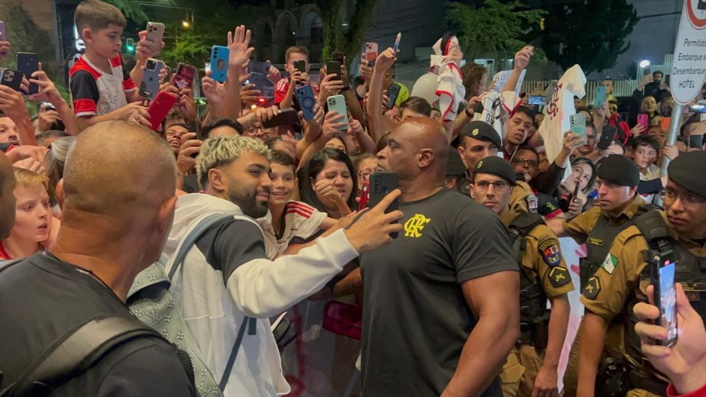 Gabigol tira foto com torcedores do Flamengo após desembarque em Curitiba