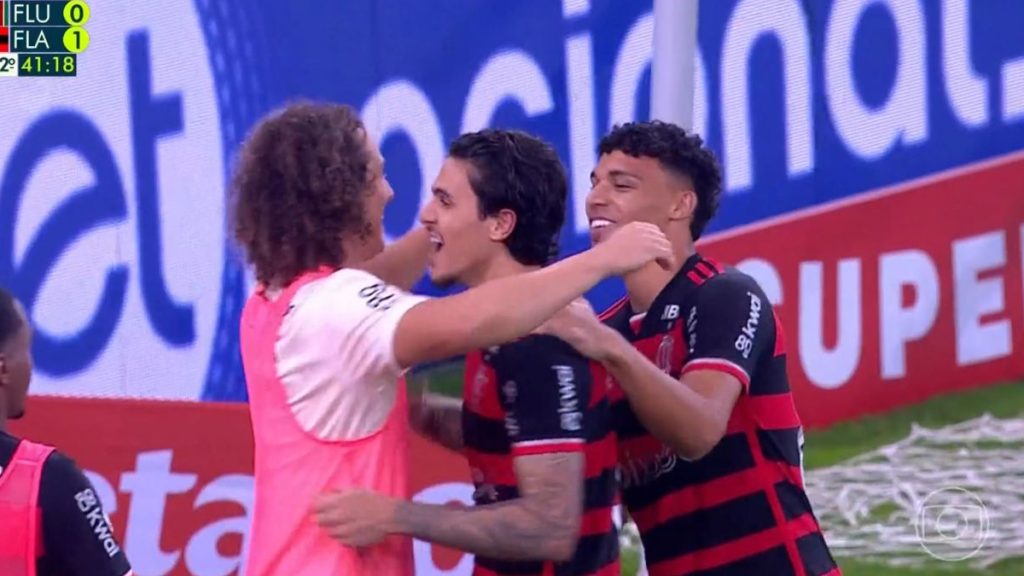 Flamengo vence lanterna Fluminense, árbitro, VAR e CBF