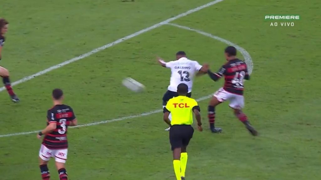 Igor Jesus torce o tornozelo e sai chorando do Maracanã em jogo do Flamengo