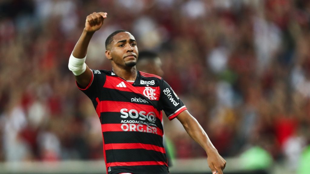 Lorran em ação pelo Flamengo no Maracanã