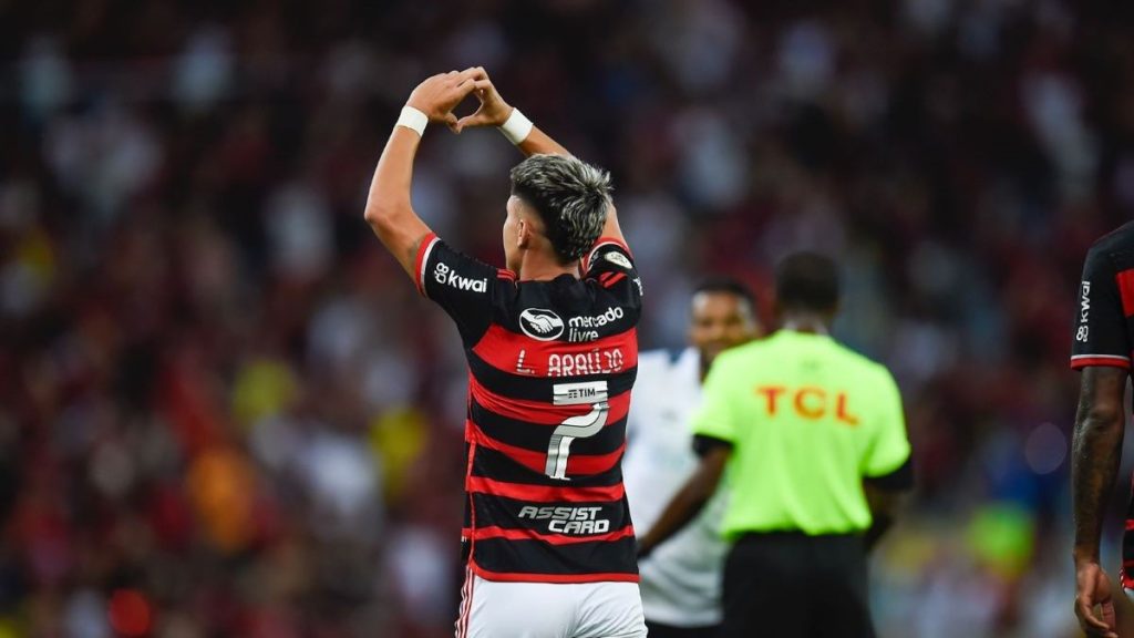 Com show de Luiz Araújo, Flamengo vence Grêmio e segue líder do Brasileirão