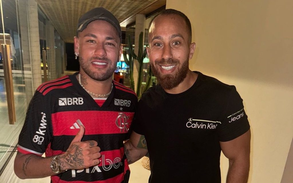 Neymar veste camisa do Flamengo em dia de jogo contra o Athletico-PR