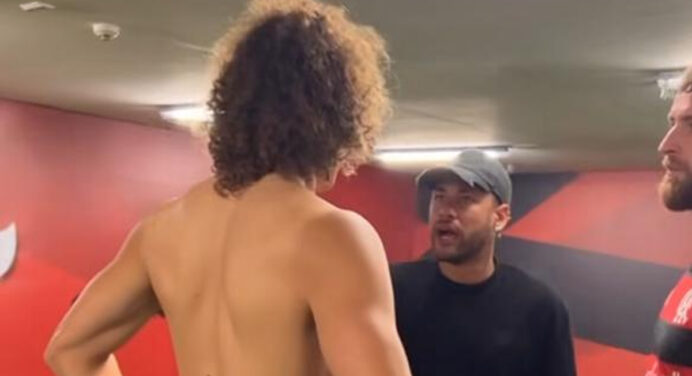 Neymar visita vestiário do Flamengo e bate-papo com jogadores após vitória no Brasileirão
