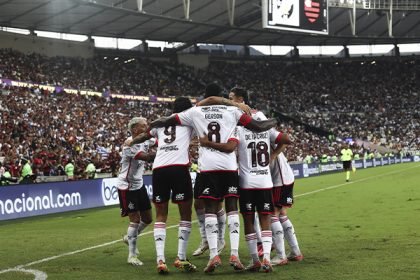 Flamengo comemora gols contra o Vasco
