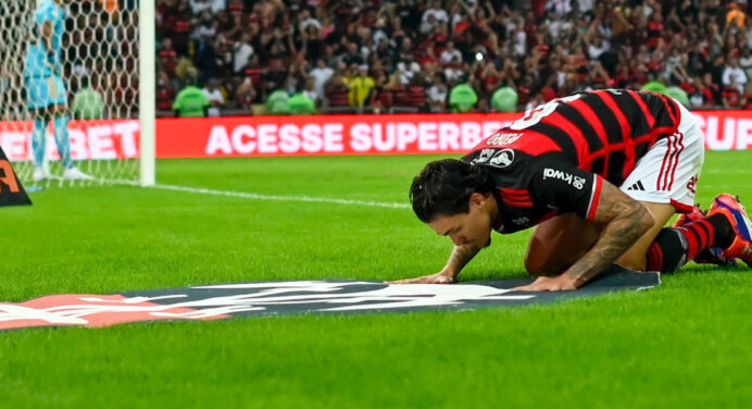 Pedro se ajoelha, beija escudo do Flamengo em comemoração e faz moral com torcedores: “Nosso artilheiro”