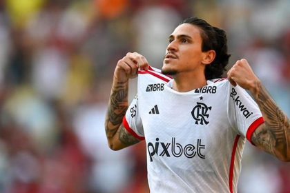 Pedro comemorando gol pelo Flamengo