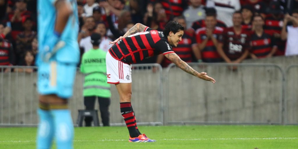 Exames apontam desgaste em Pedro, e Carlinhos é favorito para ser titular no jogo do Flamengo contra o Atlético-MG