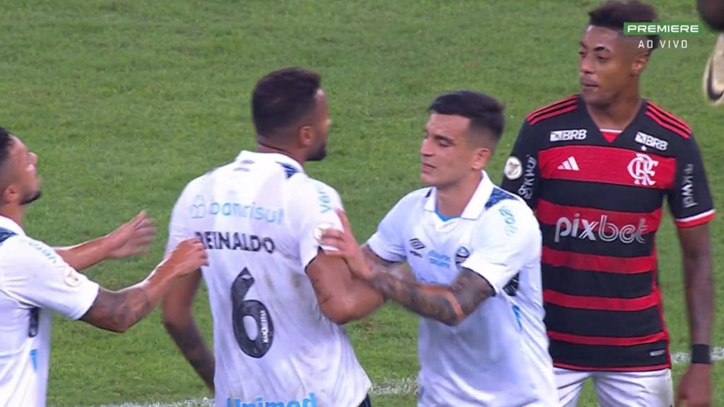 Reinaldo parte para cima de Bruno Henrique, sofre deboche e passa vergonha após perder para o Flamengo