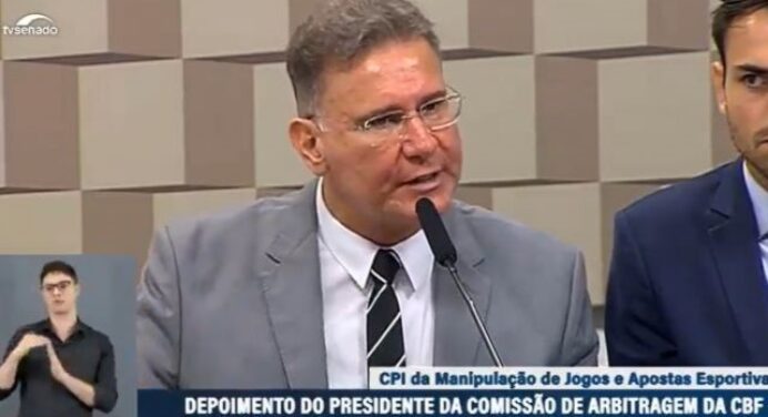 “VAR não é obrigado a mostrar todos os ângulos”: presidente da arbitragem da CBF dá declaração inusitada sobre protocolo