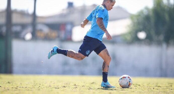 Atacante do Grêmio está fora de jogo contra o Flamengo, pelo Brasileirão