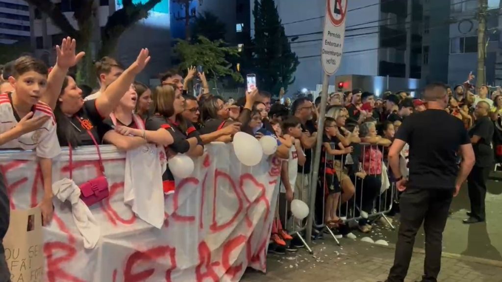 Flamengo desembarca em Curitiba com festa dos torcedores