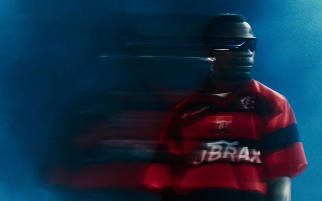 Confirmado no Rock In Rio, Travis Scott aparece com camisa do Flamengo em show nos EUA