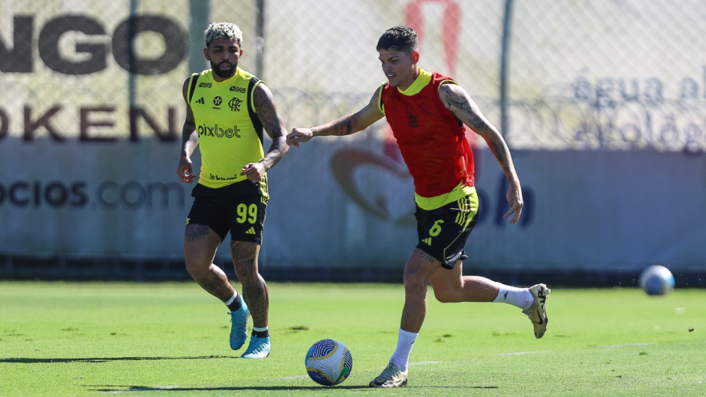 Elenco do Flamengo intensifica treino focado em jogo contra o Bahia