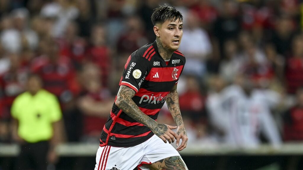 “Tem que ser banco”: torcedores do Flamengo se irritam com atuação de Pulgar em jogo da Libertadores