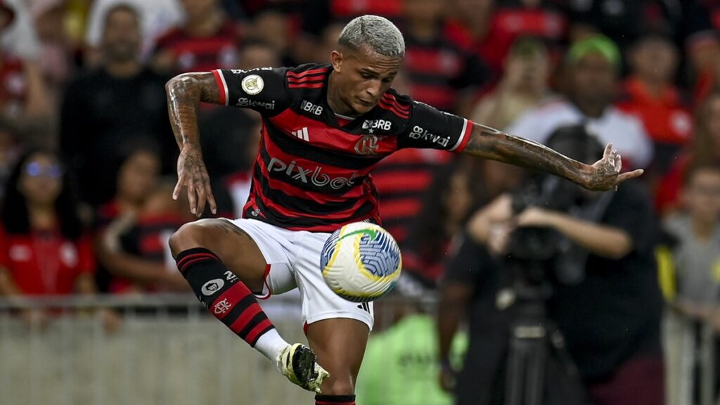 Torcedores do Flamengo criticam Wesley em jogo contra o São Paulo: “Dói os olhos em ver”