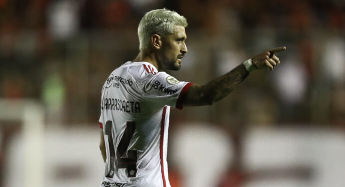 Alô, Petkovic! Arrascaeta empata com Guerrero como 2° maior artilheiro estrangeiro do Brasileirão