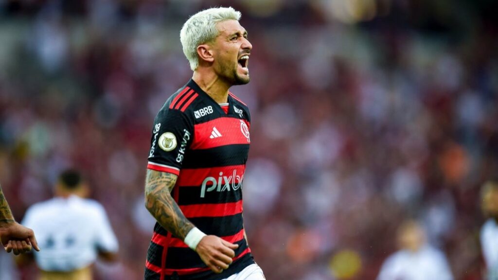 Arrascaeta comemora gol pelo Flamengo