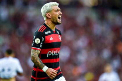 Arrascaeta comemora gol pelo Flamengo