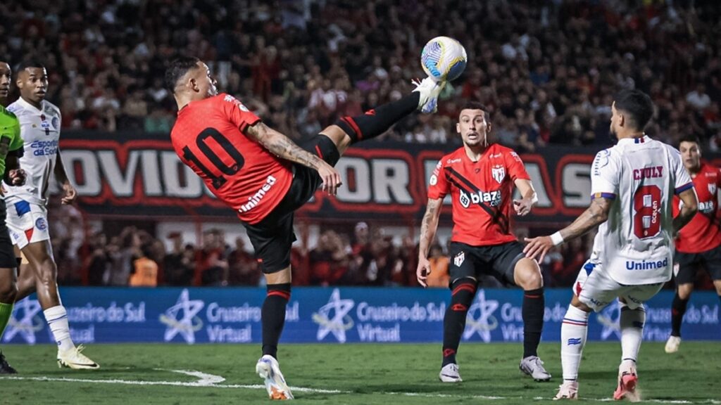 Atlético-GO encara Flamengo vivendo a maior crise da temporada