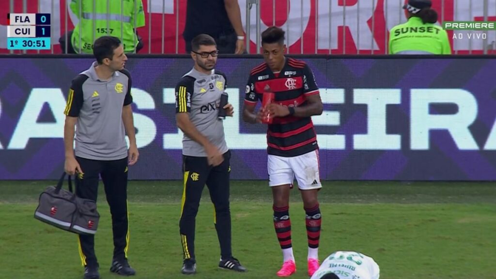 Flamengo emite comunicado sobre situação de Bruno Henrique, após atacante sair com suspeita de lesão