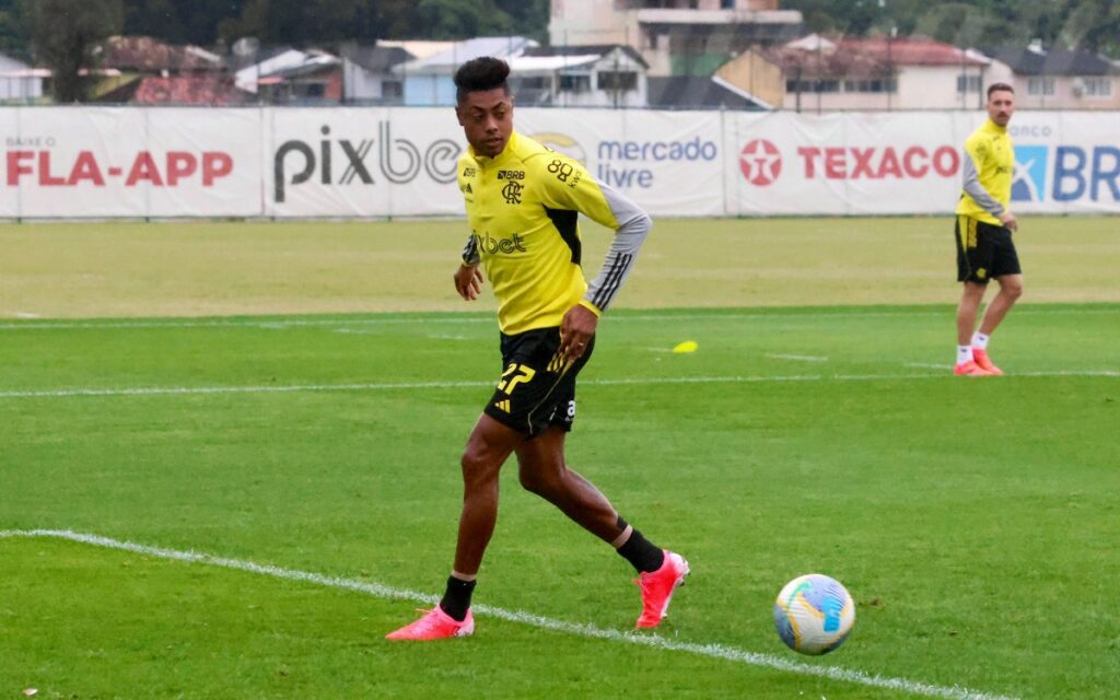 Elenco do Flamengo intensifica preparação com foco no jogo decisivo contra o Bahia