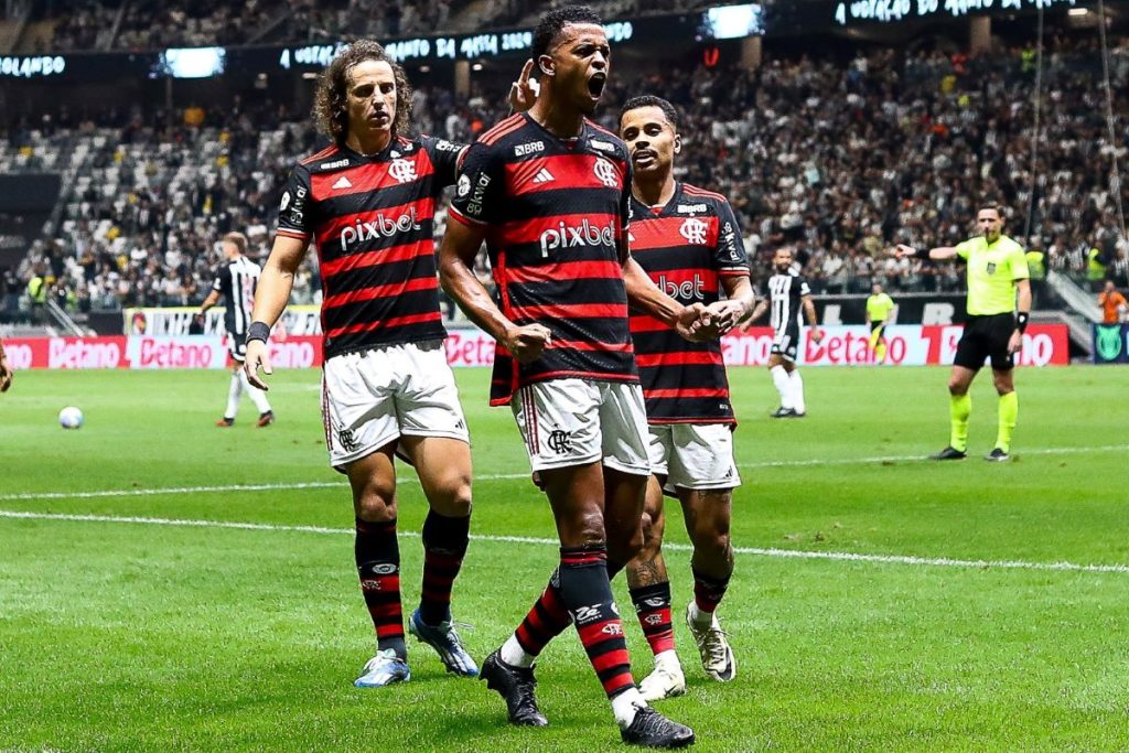 OLÉ! Flamengo humilha Atlético-MG fora de casa e segue líder do Brasileirão