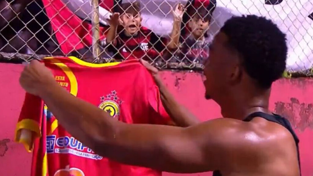 Herói em vitória do Flamengo, Carlinhos entrega camisa para projeto social da Bahia