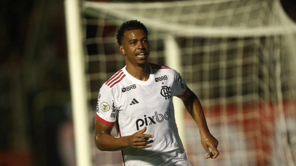 Carlinhos dedica gol à torcida do Flamengo e abre o jogo sobre a postura do time contra o Vitória